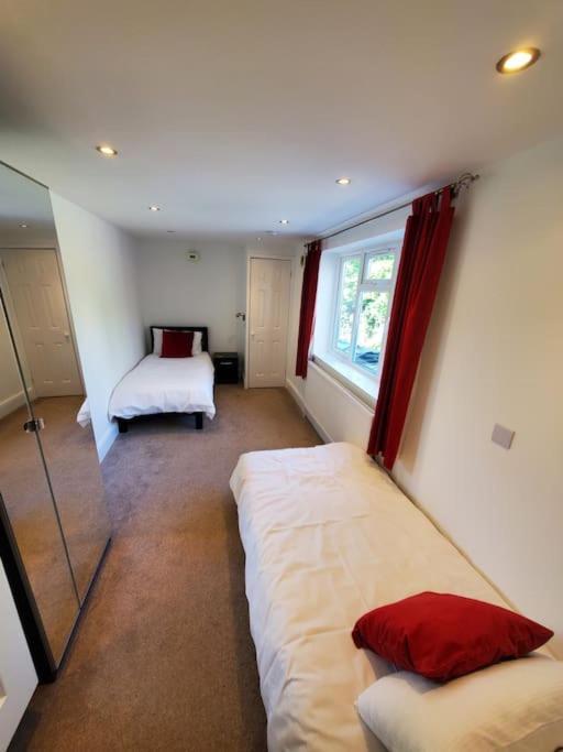 Central Windsor 2 Bedroom Flat With Free Parking Екстер'єр фото