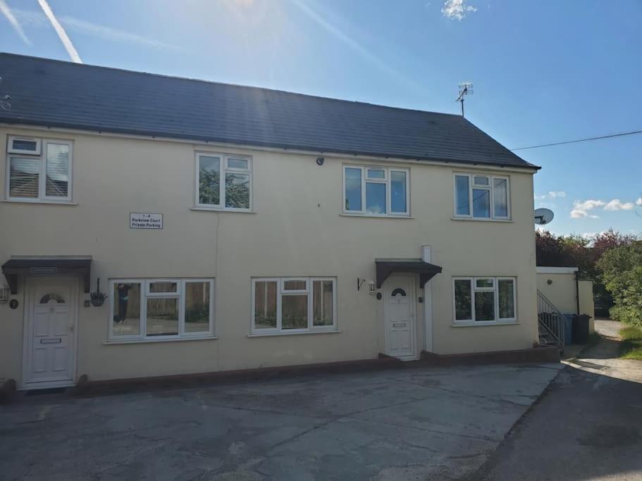 Central Windsor 2 Bedroom Flat With Free Parking Екстер'єр фото