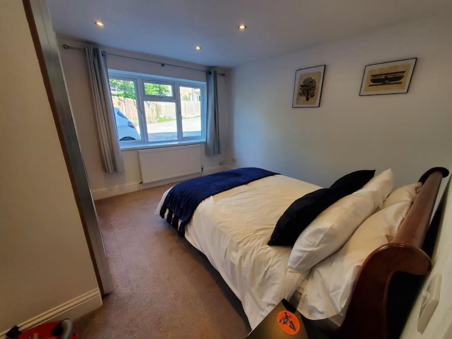 Central Windsor 2 Bedroom Flat With Free Parking Екстер'єр фото